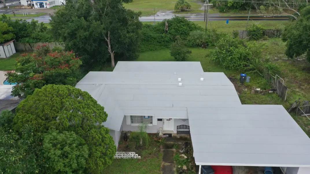 Flat roof system on a Florida building